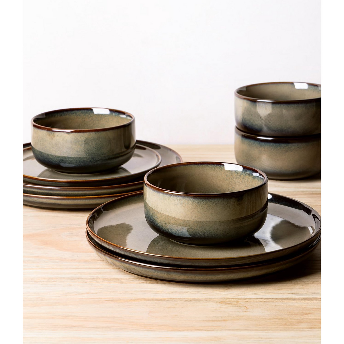 TheTerra Ceramic Dinnerware Sets for 6, 18 Pieces Handmade Reactive Glaze Plates and Bowls Set, Scratch Resistant Dish Set, Oven & Microwave & Dishwasher Safe, Coca Mocha