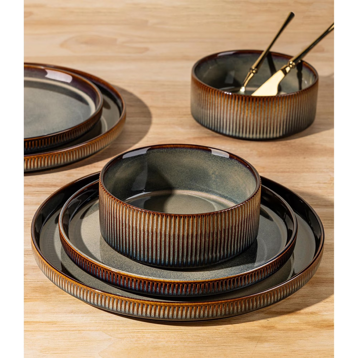 TheTerra Ceramic Dinnerware Sets for 6, 18 Pieces Porcelain Lightweight Speckled Plates and Bowls Sets, Scratch Resistant Dish Set, Oven & Microwave & Dishwasher Safe, Coca Mocha